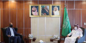 السفير آل جابر يؤكد على أهمية سرعة معاينة الخبراء لناقلة صافر