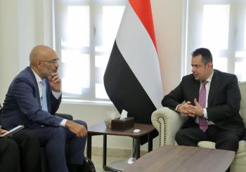 تدمير ممنهج.. رئيس الوزراء اليمني يفضح جرائم وإرهاب الحوثي 