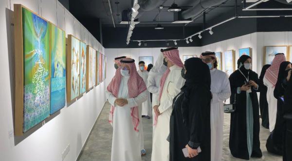 30 تشكيلية و50 لوحة في «خطى» الفني بجدة