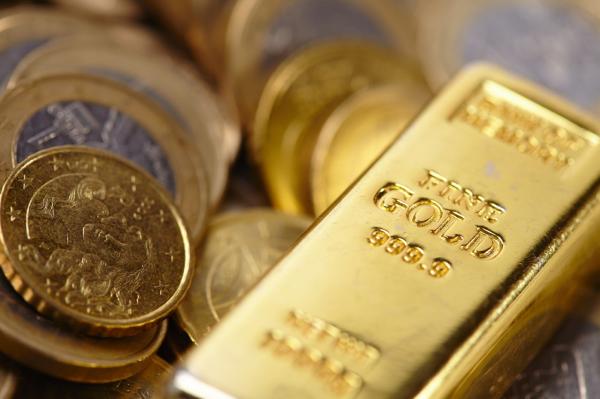 أسعار الذهب تنخفض مع ارتفاع الدولار