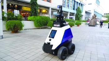 شوارع سنغافورة تحت رقابة «الروبوتات»
