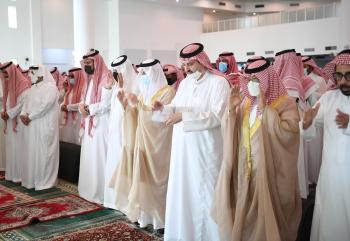 أمير الشرقية يؤدي صلاة الميت على والدة الأمير عبدالعزيز بن عبدالرحمن بن عبدالعزيز