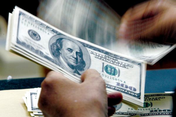 الدولار قرب ذروة 3 أسابيع بعد بيانات أمريكية