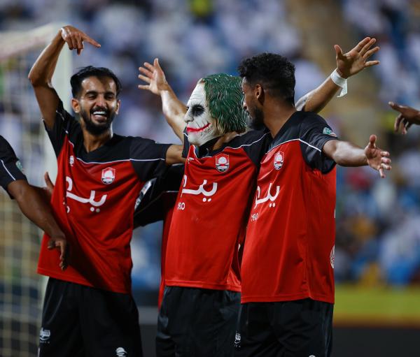 الرائد يعزف ويلحن ويغني!
