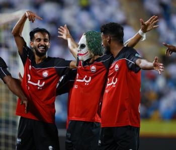 الرائد يعزف ويلحن ويغني!