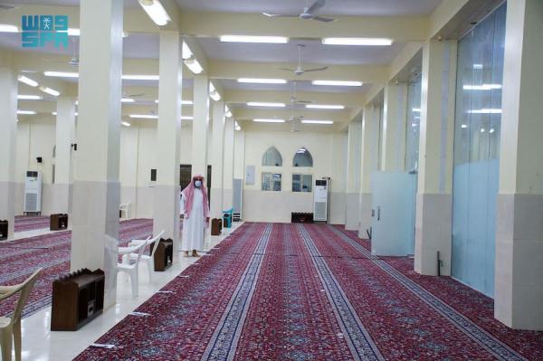 إعادة افتتاح مسجد بعد تعقيمه في عسير