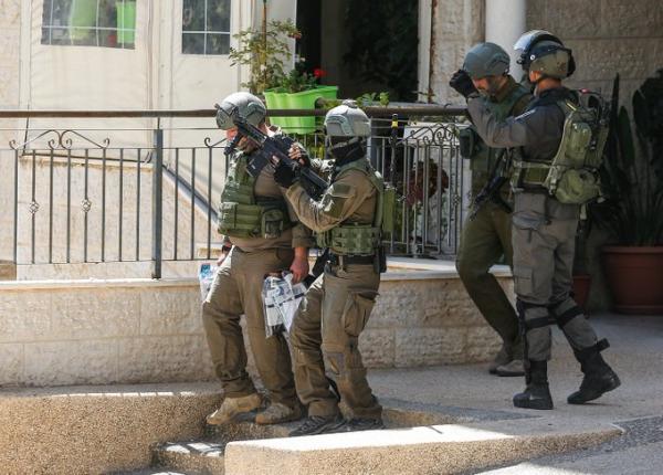 قوات الاحتلال تعتقل فلسطينيًأ من رام الله