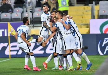 إنتر ميلان يقلب الطاولة على فيورنتينا ويتصدر الدوري