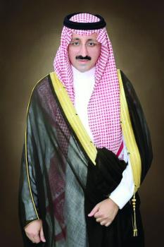 الأمير بدر بن جلوي يؤدي صلاة الميت على والد مدير الشرطة