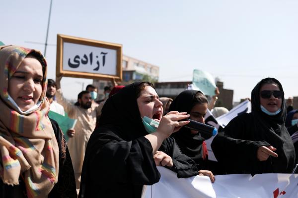 القلق يساور الأفغانيات تجاه قيود طالبان