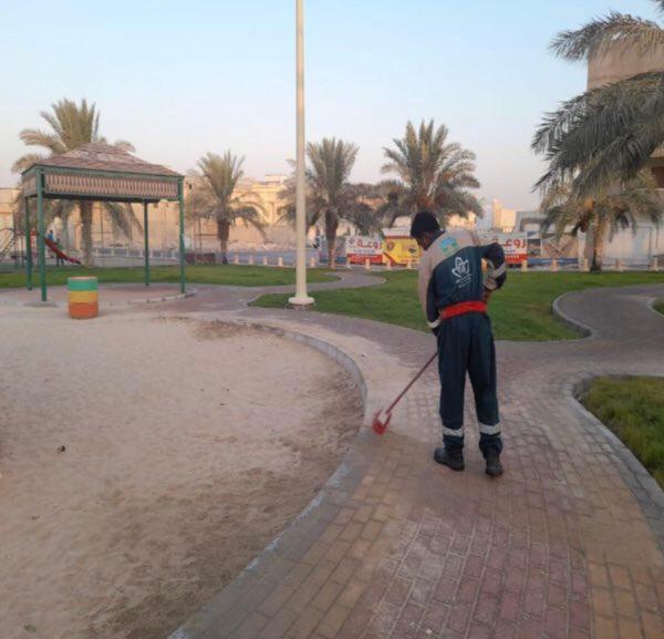 تنظيف ساحات وحدائق غرب الدمام
