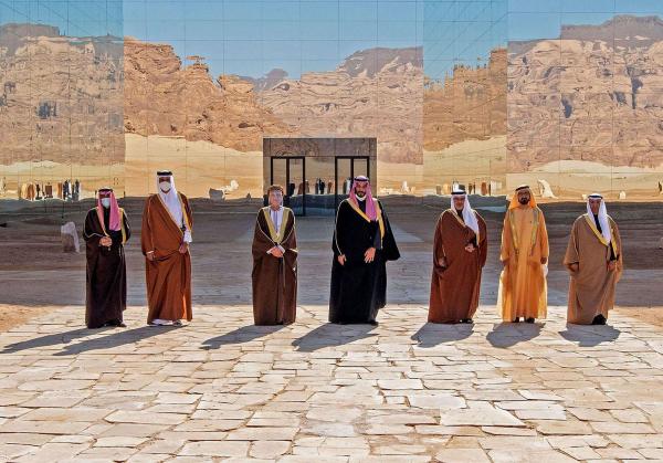 ولي العهد يتوسط القادة والزعماء الخليجيين في قمة