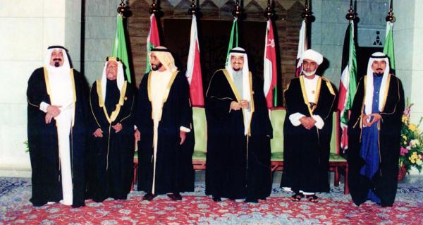 الملك فهد رحمه الله يتقدم أصحاب الجلالة والسمو بالقمة الرابعة عشر في العاصمة الرياض 1993 (اليوم)