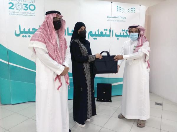«تعليم الجبيل» يكرم الطالبة الفائزة بـ«رواي الدرعية»