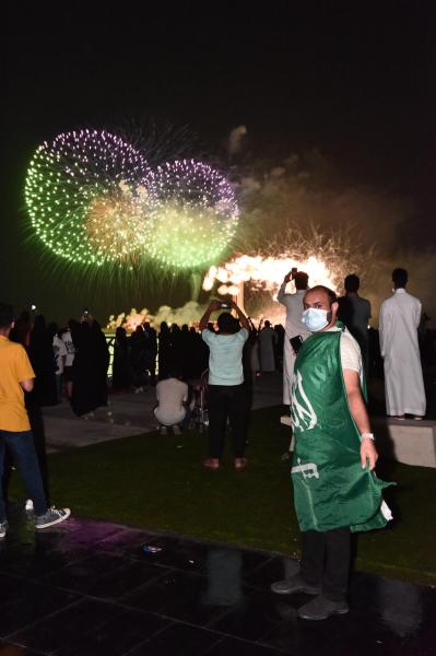الألعاب النارية تنير سماء الشرقية في يوم الوطن