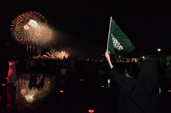 الألعاب النارية تنير سماء الشرقية في يوم الوطن