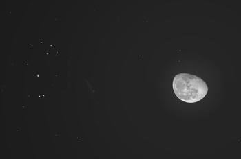 الليلة.. القمر الأحدب المتناقص يقترن بعنقود نجوم الثريا