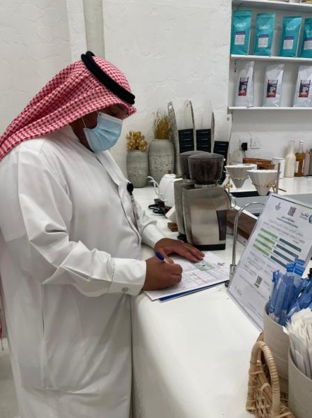 إغلاق 16 محلاً مخالفاً بالجبيل