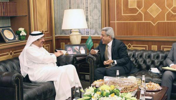 وزير الحج والعمرة يبحث الخدمات مع سفير العراق