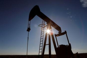 النفط ينخفض بفعل زيادة في المخزونات الأمريكية