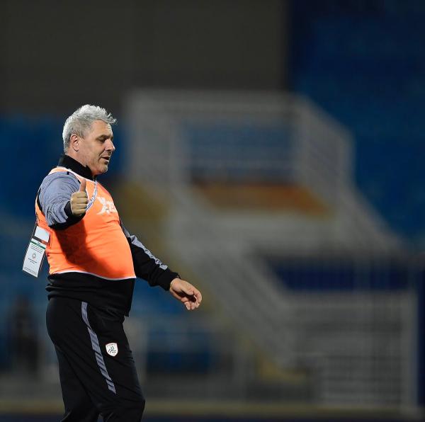 مدرب الشباب السابق على رادار الأهلي