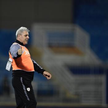 مدرب الشباب السابق على رادار الأهلي