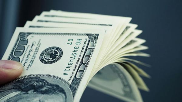 الدولار يقترب من أعلى مستوياته في عام