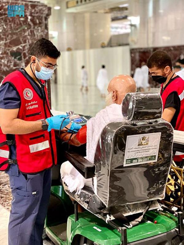 يوم للتطوع.. إسعاف 49 حالة في المسجد الحرام