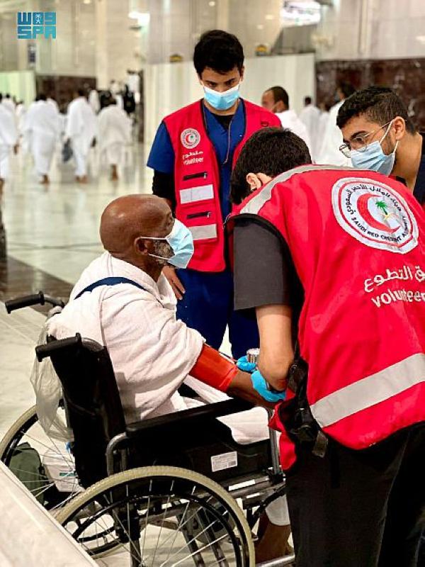 يوم للتطوع.. إسعاف 49 حالة في المسجد الحرام