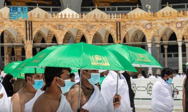 بالصور.. توزيع 5 آلاف مظلة بالحرم المكي