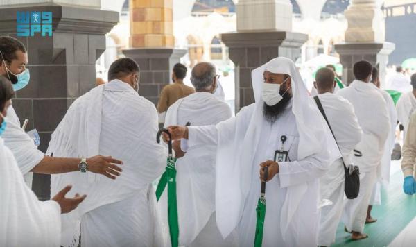بالصور.. توزيع 5 آلاف مظلة بالحرم المكي