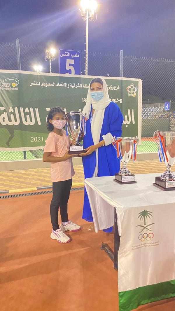 سارة تخطف لقب بطولة التنس النسائية