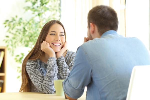 تعبيرات الوجه والجسد من علامات الإنصات للمتحدث