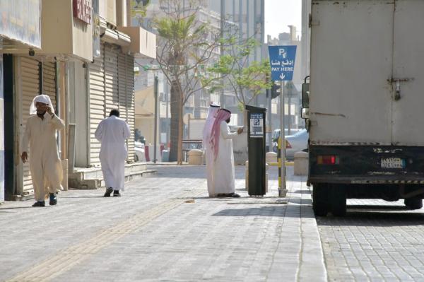 «المواقف الذكية» تضيق الخناق على أهالي الأحياء