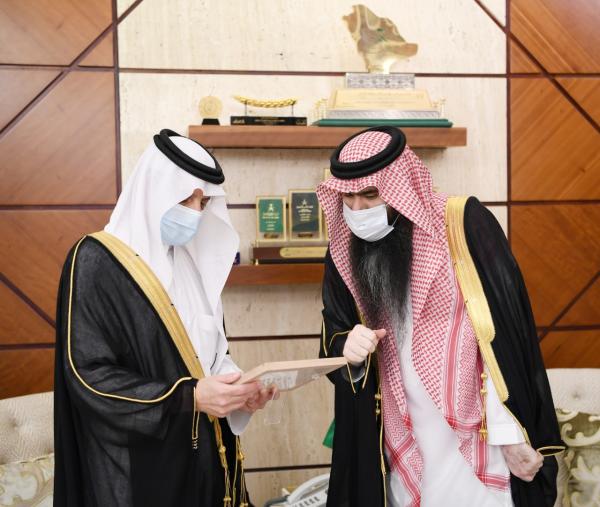 أمير الشرقية يطلع على الهوية الجديدة للبريد «سُبل»