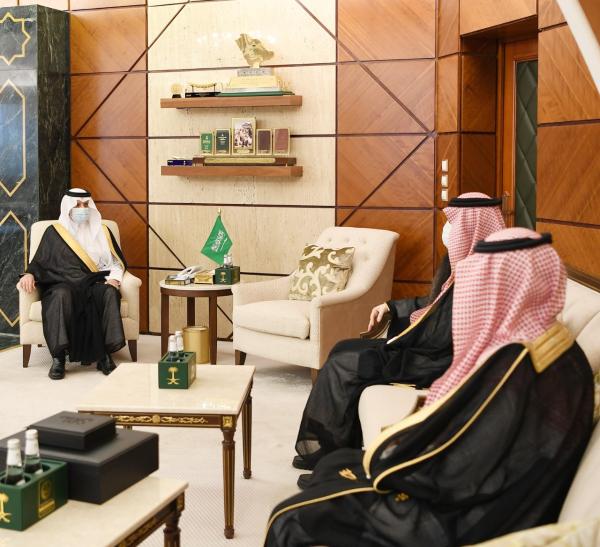 أمير الشرقية يطلع على الهوية الجديدة للبريد «سُبل»