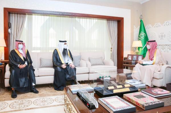 نائب أمير الشرقية يطلع على هوية البريد الجديدة «سُبل»