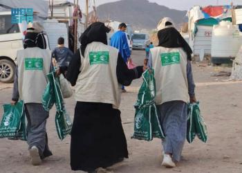 مركز الملك سلمان يواصل توزيع الملابس لنازحي عدن ومأرب