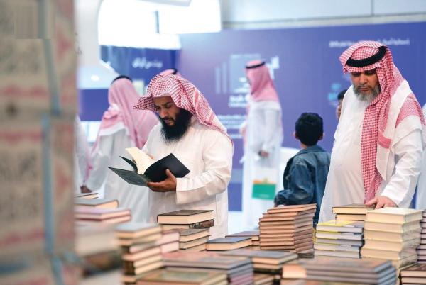 «القراءة».. نافذة الإطلال على العالم والتواصل مع الإبداع