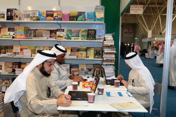 «القراءة».. نافذة الإطلال على العالم والتواصل مع الإبداع