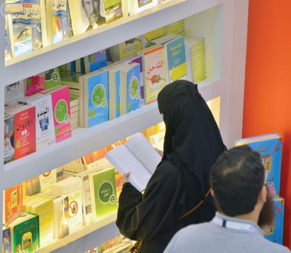 «القراءة».. نافذة الإطلال على العالم والتواصل مع الإبداع