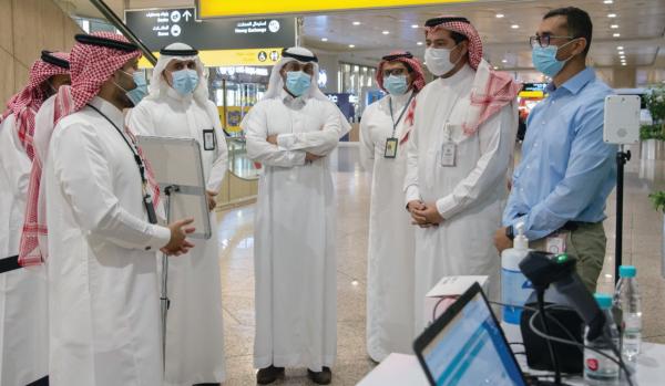 مركز للقاح «كورونا» بمطار الملك فهد