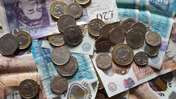 الإسترليني يسجل انخفاضاً طفيفاً مقابل الدولار واليورو