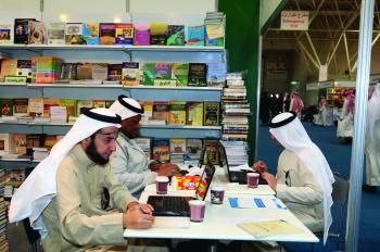 «القراءة».. نافذة الإطلال على العالم والتواصل مع الإبداع