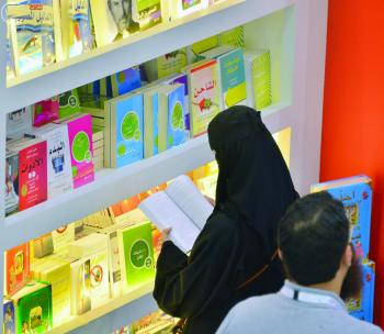 «القراءة».. نافذة الإطلال على العالم والتواصل مع الإبداع
