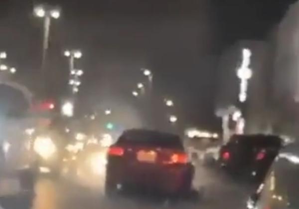 ضبط سائق يسير عكس الاتجاه ويصطدم بعدة مركبات