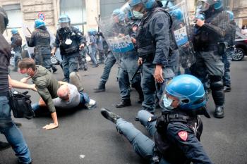 اشتباكات مع الشرطة.. أعمال شغب خطيرة في إيطاليا