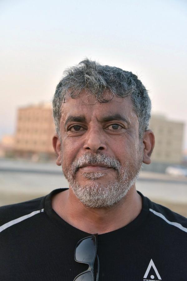 الشاحنات والكلاب الضالةتزعج أهالي «نور الدمام»