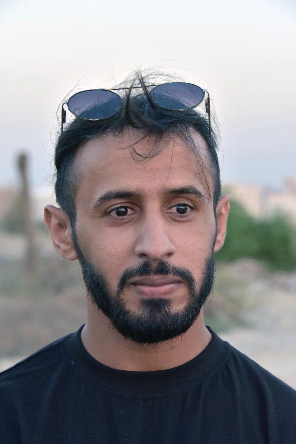 الشاحنات والكلاب الضالةتزعج أهالي «نور الدمام»