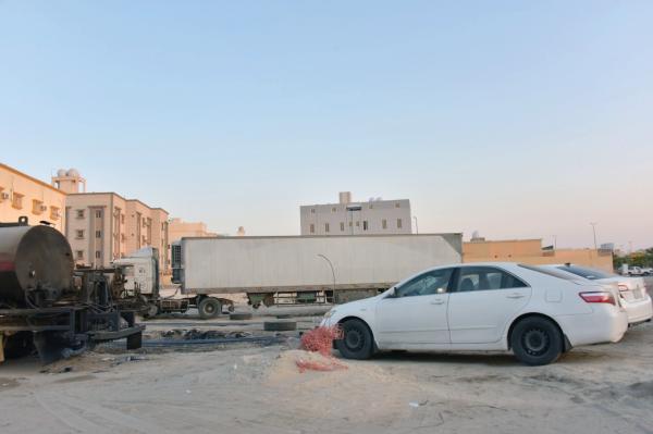 الشاحنات والكلاب الضالةتزعج أهالي «نور الدمام»